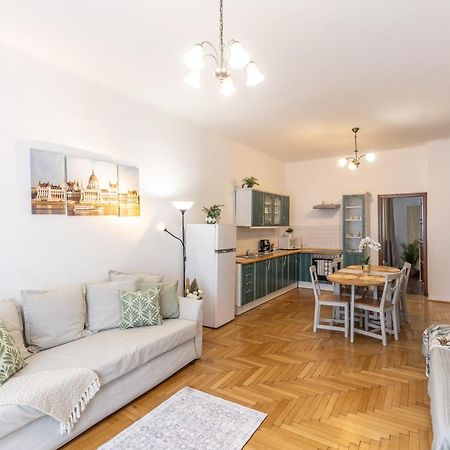 Riverside Balcony Apartment With View To Danube Budapest Esterno foto