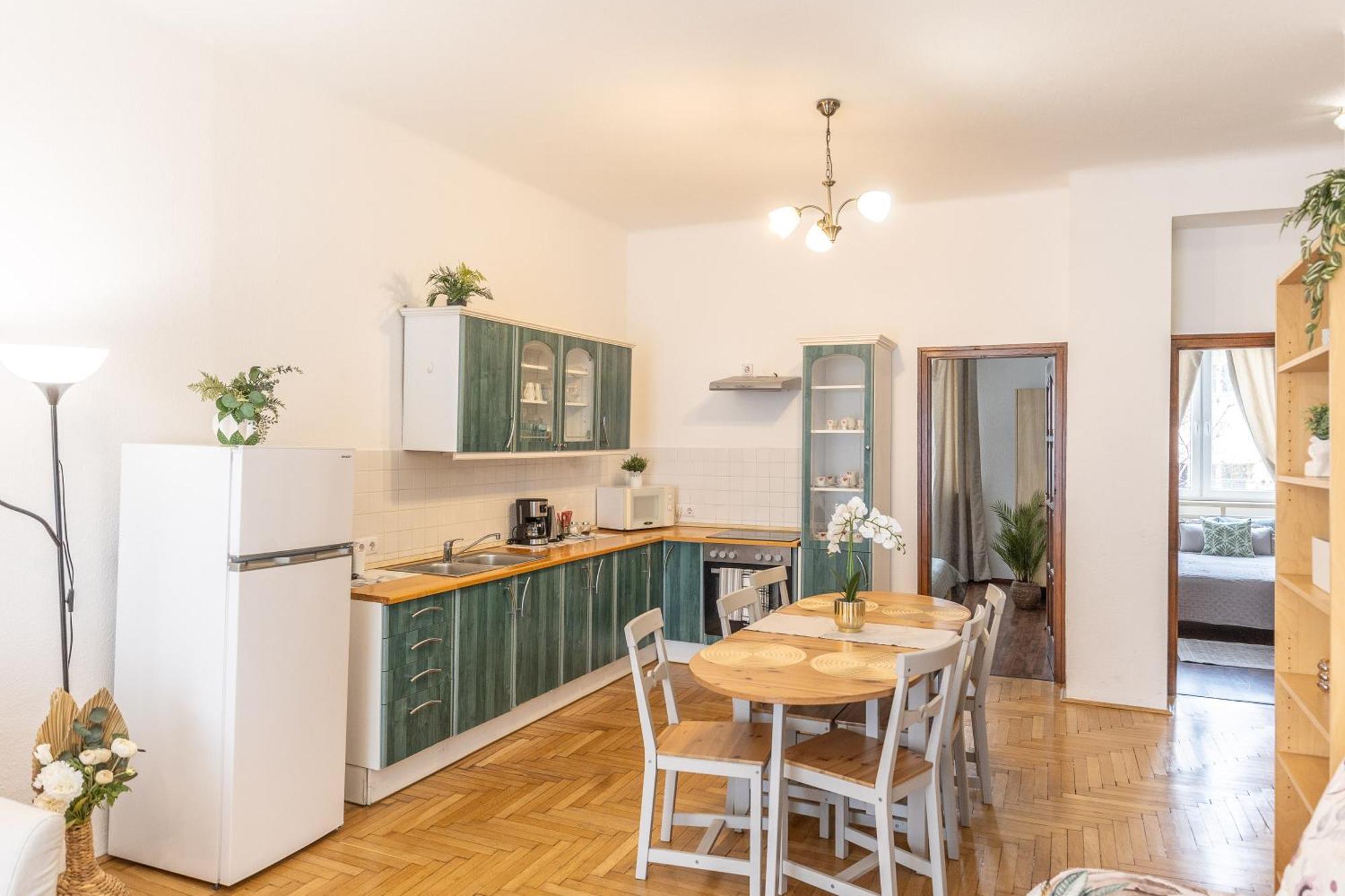 Riverside Balcony Apartment With View To Danube Budapest Esterno foto