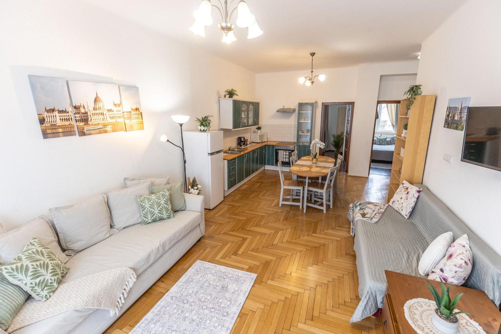 Riverside Balcony Apartment With View To Danube Budapest Esterno foto