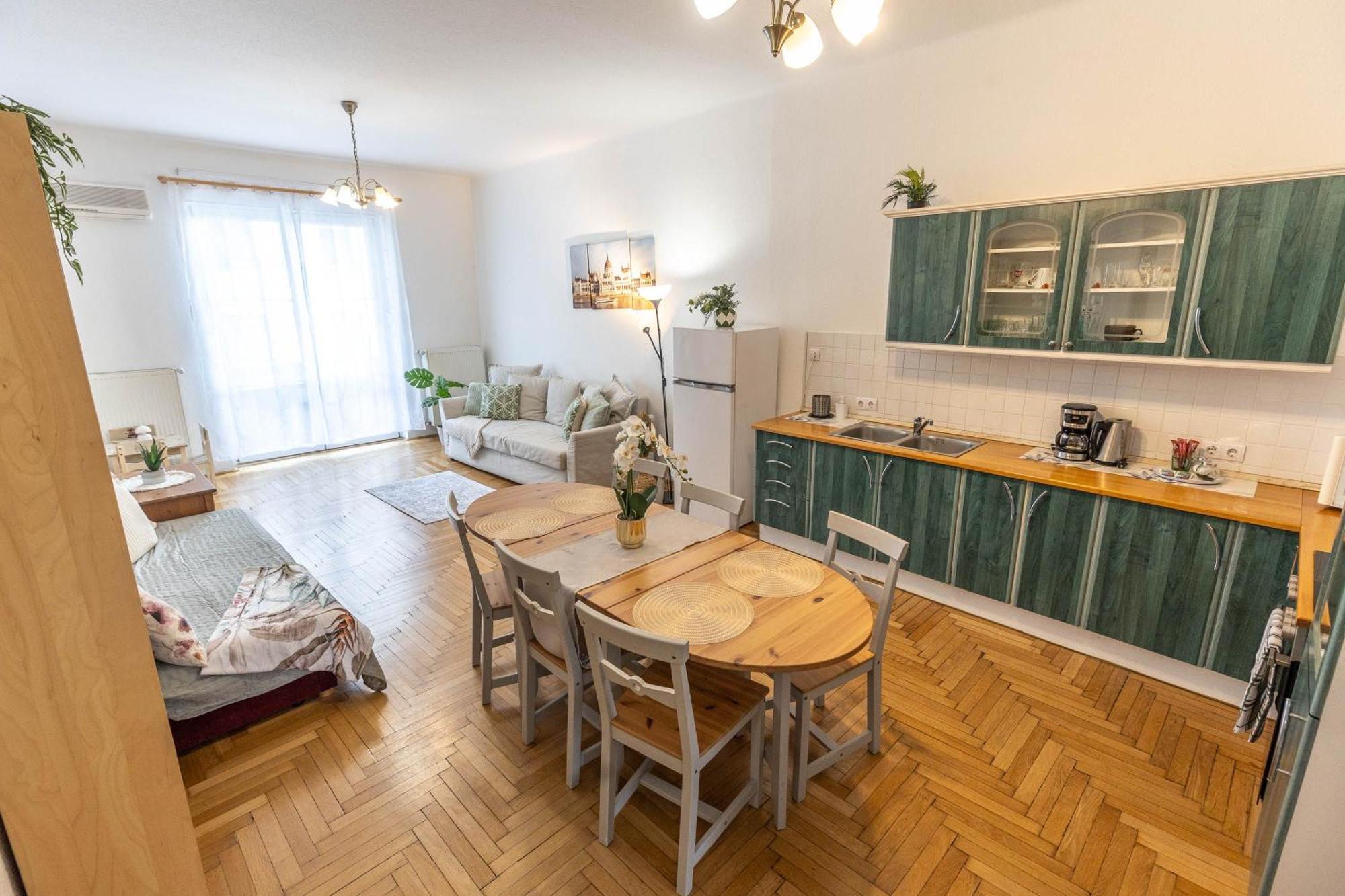 Riverside Balcony Apartment With View To Danube Budapest Esterno foto